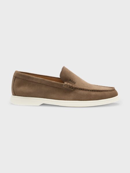 Mocassins BOSS en Cuir Suédé avec Logo Gravé en Creux Beige